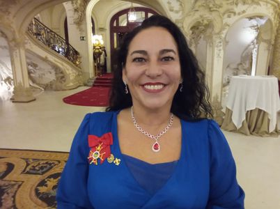 Retrato de Ruth Pérez, perito judicial, con las condecoraciones de la Orden al Mérito Pericial
