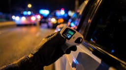 Dispositivo de test salival de drogas empleado en un control de tráfico nocturno